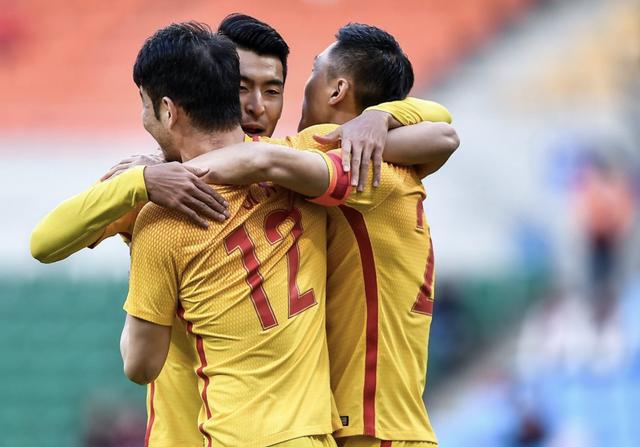 「代古龙」韦世豪式犯规，中国香港铁卫剪刀脚飞铲，王子铭运气好险些断腿