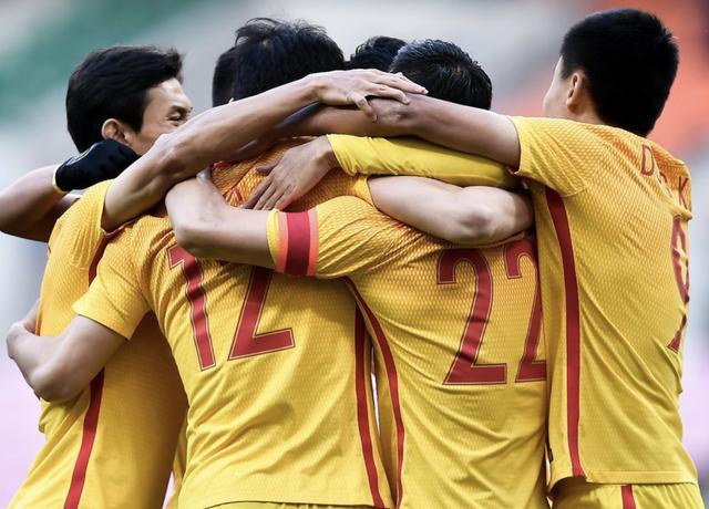 「代古龙」韦世豪式犯规，中国香港铁卫剪刀脚飞铲，王子铭运气好险些断腿