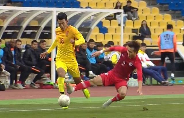 「代古龙」韦世豪式犯规，中国香港铁卫剪刀脚飞铲，王子铭运气好险些断腿