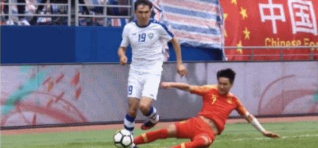 「代古龙」韦世豪式犯规，中国香港铁卫剪刀脚飞铲，王子铭运气好险些断腿