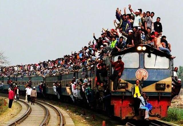 印度火车有多挤?22岁印度美女乘火车不慎跌落致死