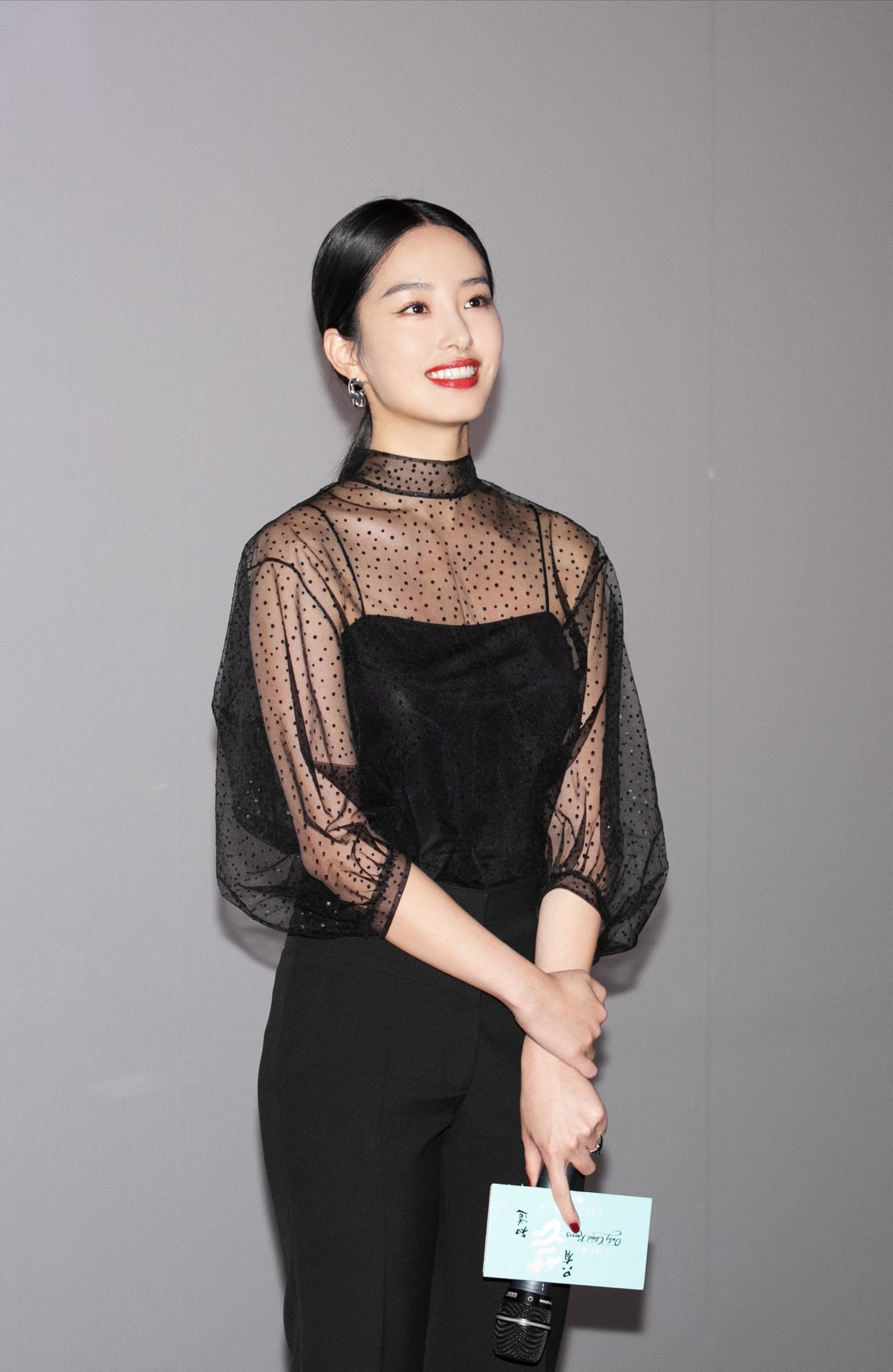 杨采钰的棕色镂空无袖裙尽显端庄正宫气场怪不得能成女主