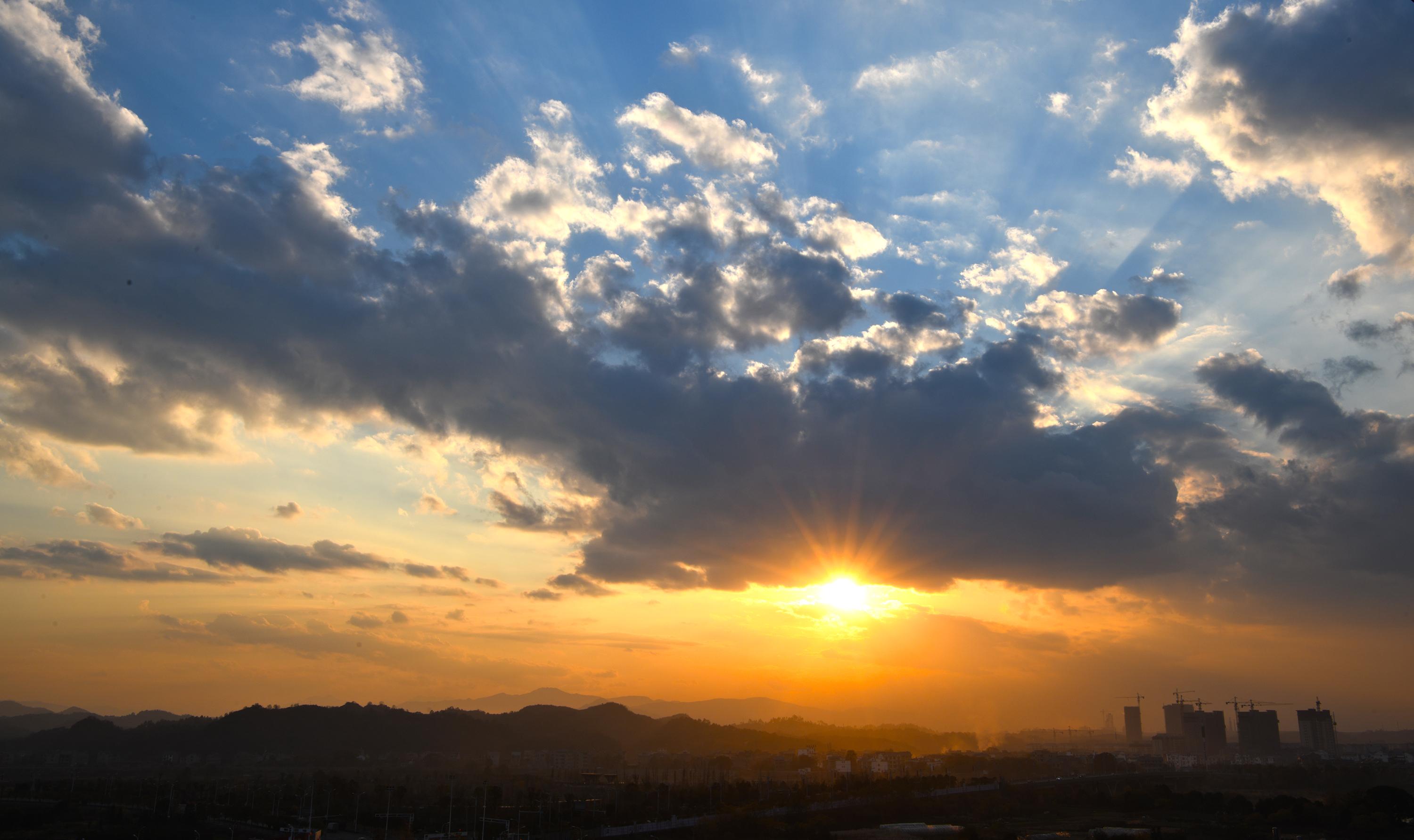 霞光万道祥云美耀眼光辉照铅山