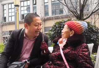 青岛新闻网■45岁儿子被86岁母亲打，竟笑出声：这年龄能被妈打还不开心？