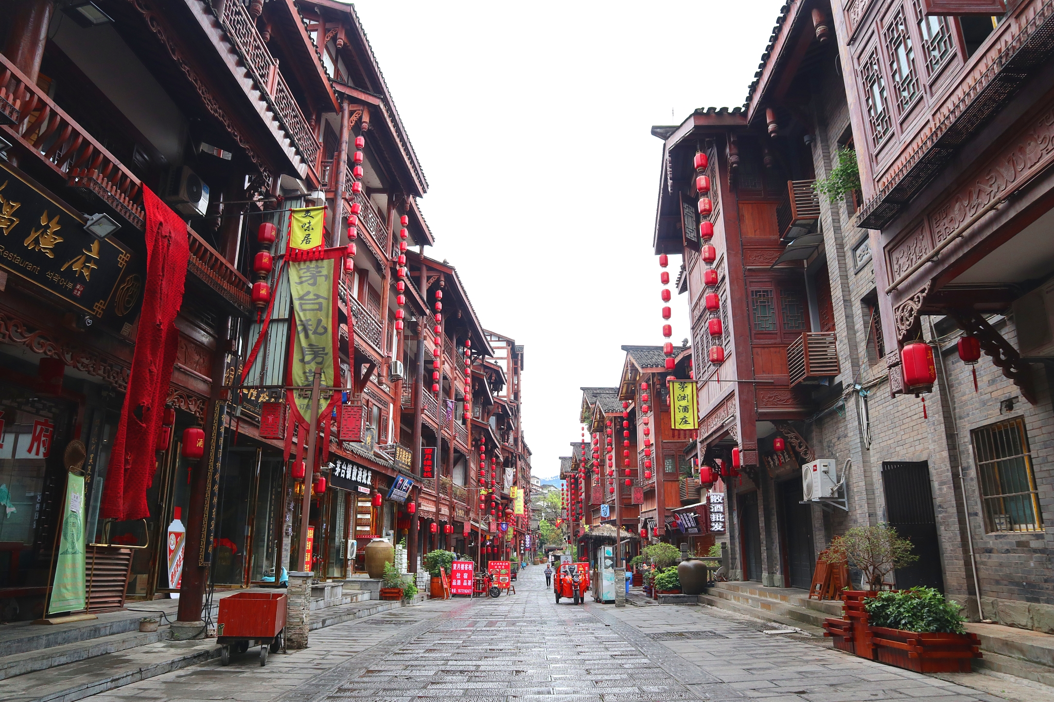 微醺的茅台镇老街弥漫着酱酒浓香酒仙们来这里就对了