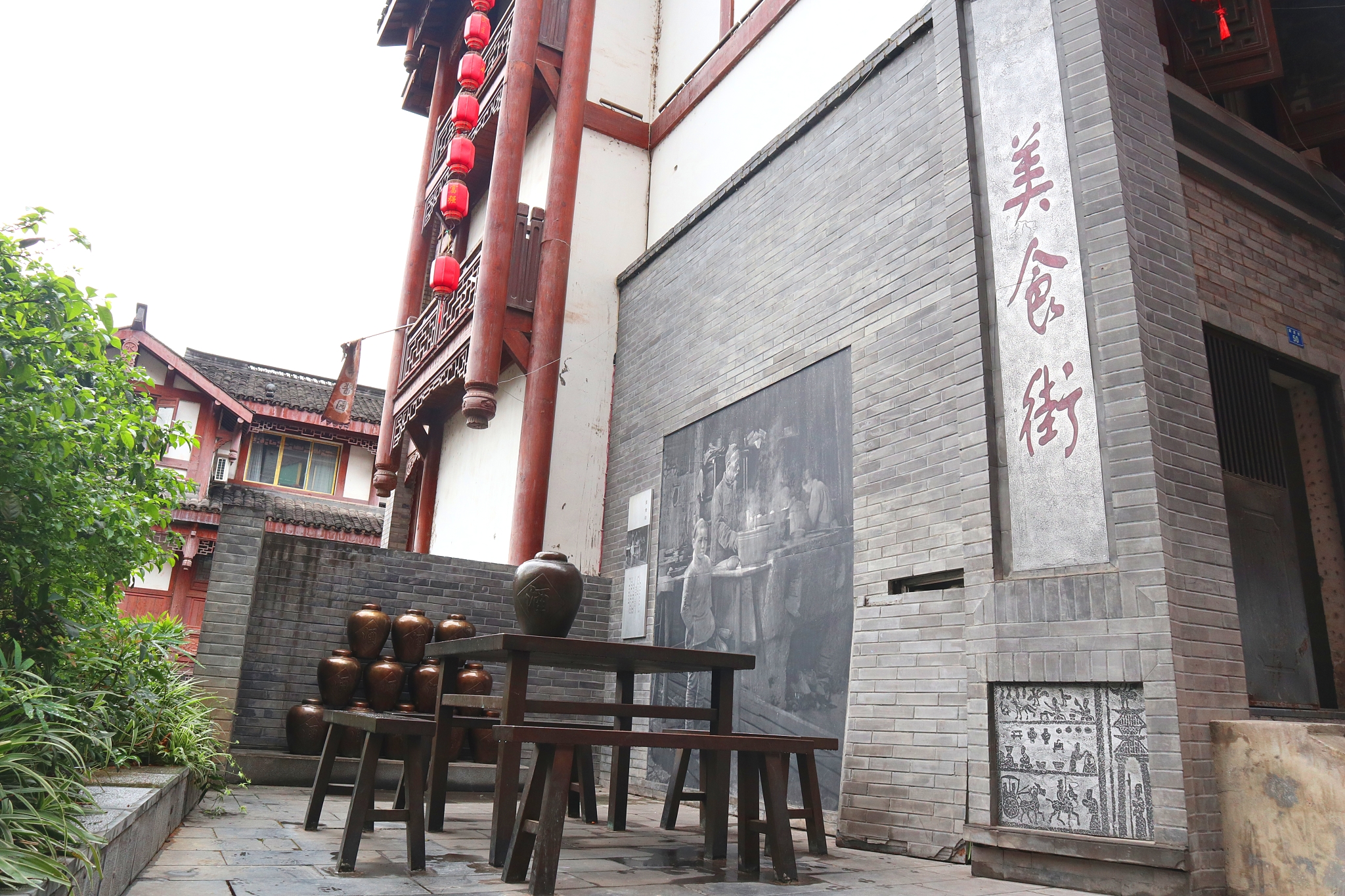 微醺的茅台镇老街弥漫着酱酒浓香酒仙们来这里就对了