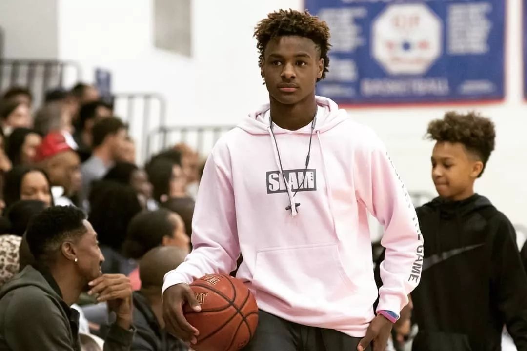 后一共生下了两个儿子和一个女儿,今年,詹姆斯的大儿子布朗尼刚满14岁