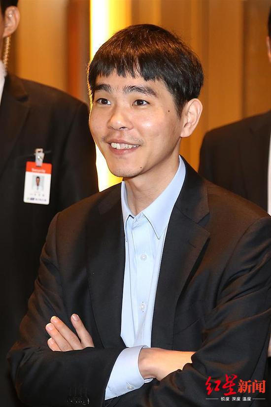「红星新闻」“不败少年”李世石完败 人工智能 “韩豆”扳回一城