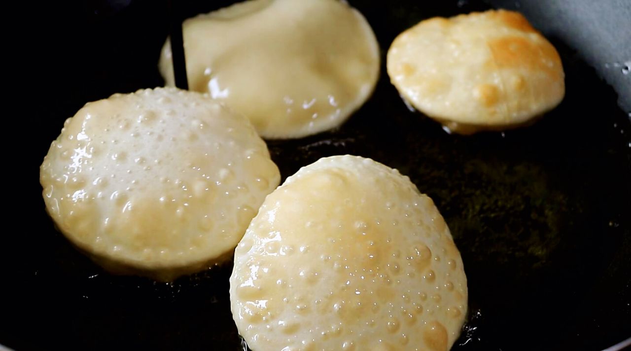 教你气泡饼的新做法,只需用小碗按下圆形面皮,不需要发面