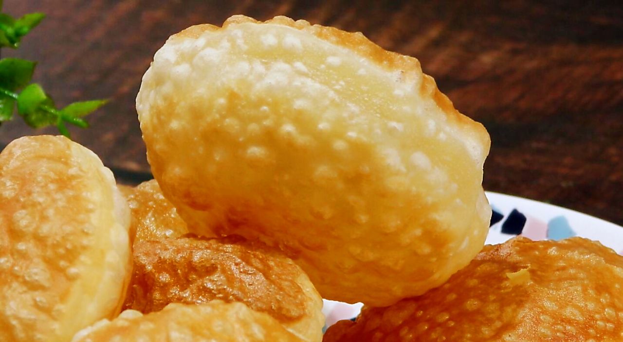 教你气泡饼的新做法,只需用小碗按下圆形面皮,不需要发面