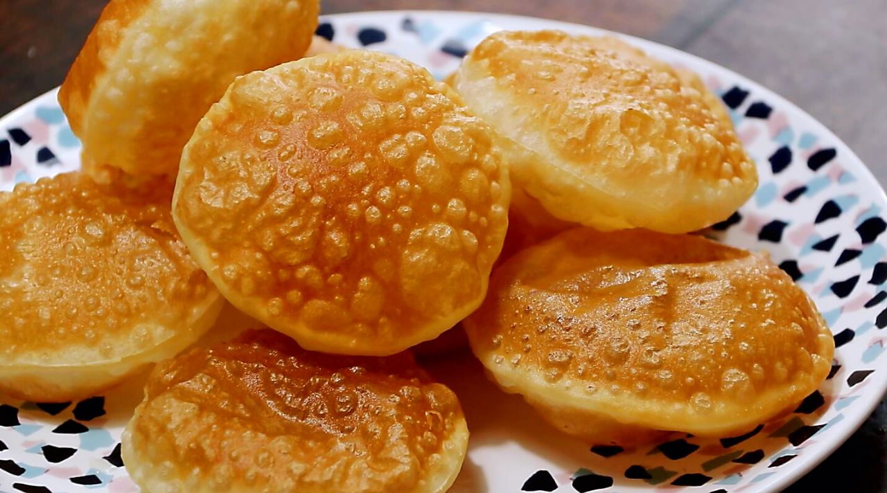 教你气泡饼的新做法,只需用小碗按下圆形面皮,不需要发面