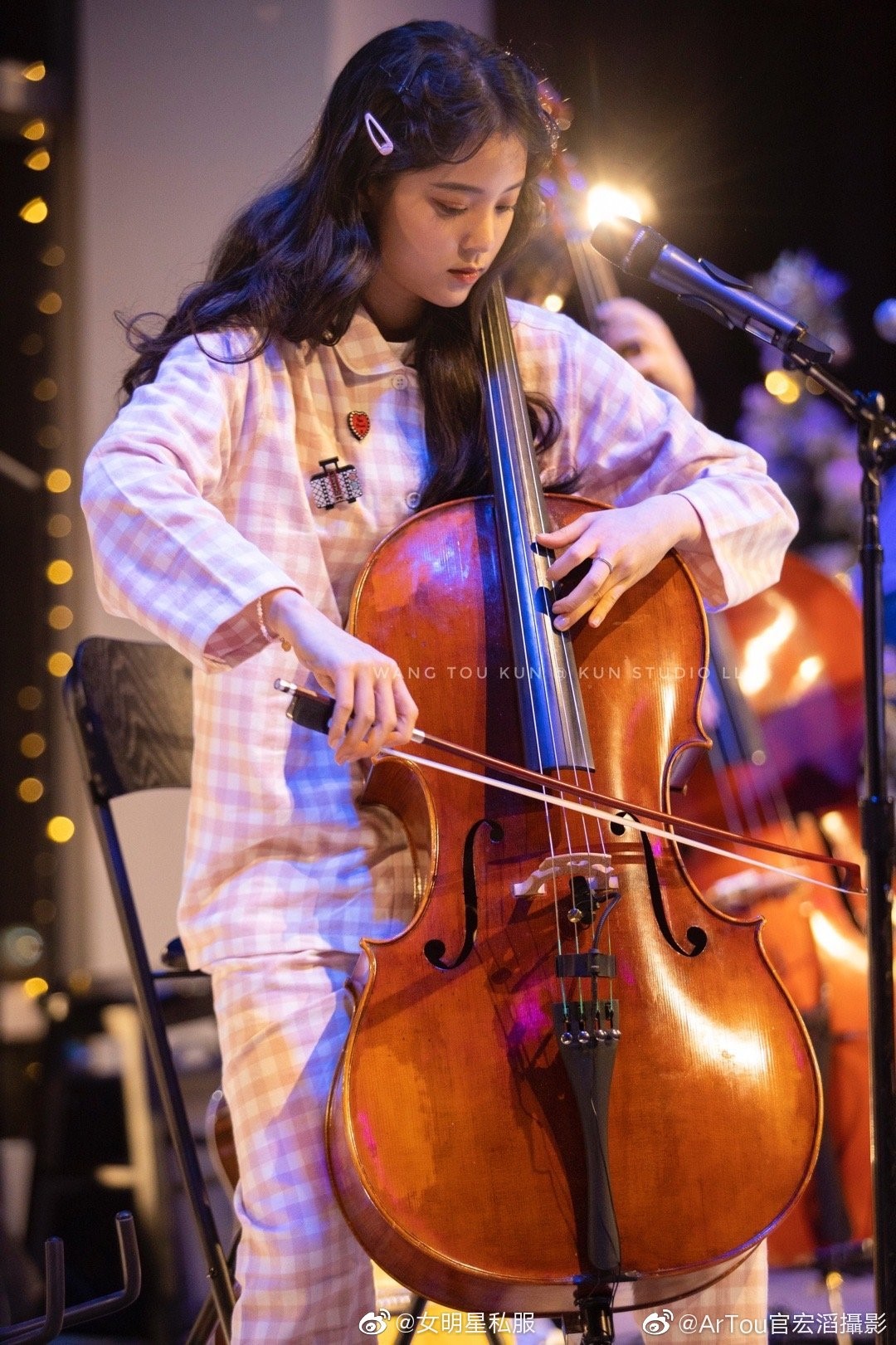 拉大提琴的明星图片