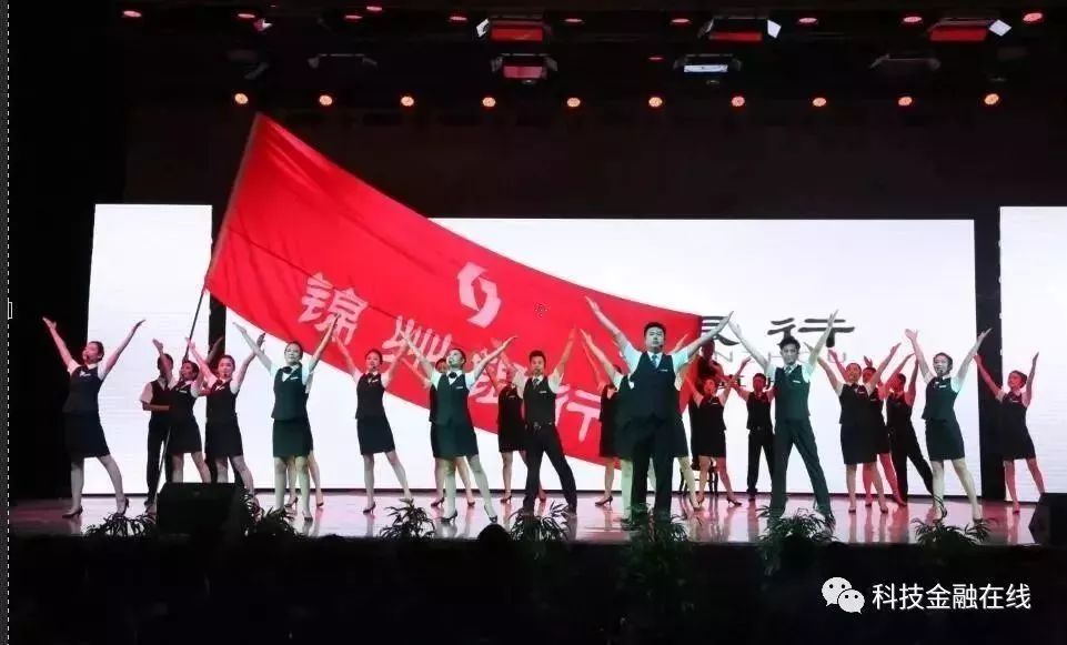 证券时报■震动金融圈！8000亿银行原董事长骤然离世，曾试图逃往美国，机场被拦下！更有股价大跌70%