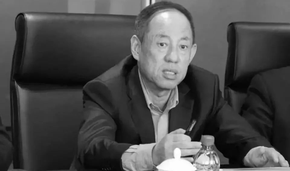 证券时报■震动金融圈！8000亿银行原董事长骤然离世，曾试图逃往美国，机场被拦下！更有股价大跌70%