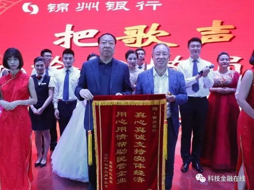 证券时报■震动金融圈！8000亿银行原董事长骤然离世，曾试图逃往美国，机场被拦下！更有股价大跌70%