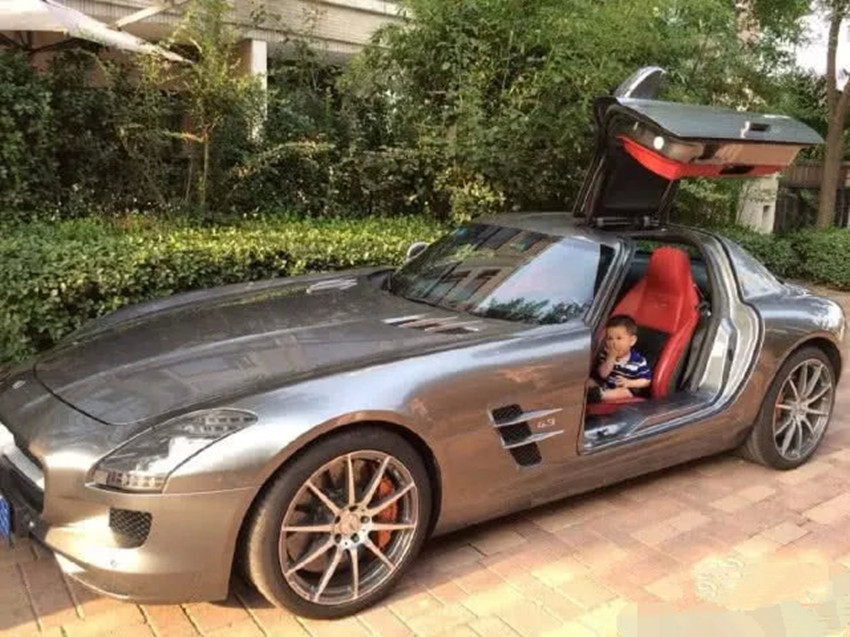 车主殴打破坏自己豪车的熊孩子,被拘留半月后说:敢再这样继续打