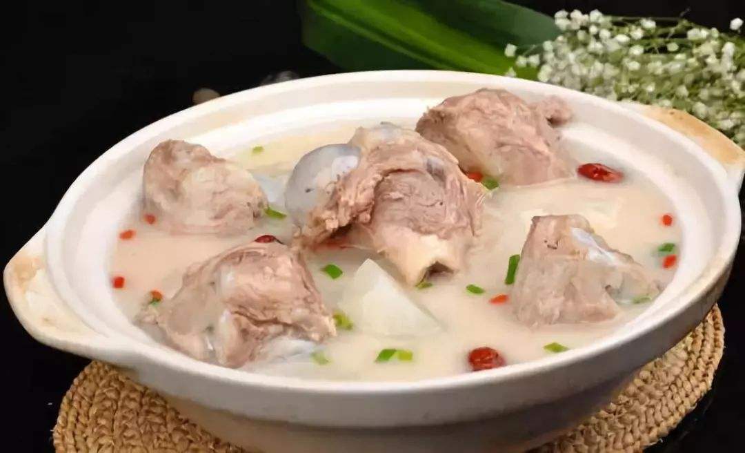 熬骨头汤注意烹饪顺序不要多加调料就很鲜2种就足够