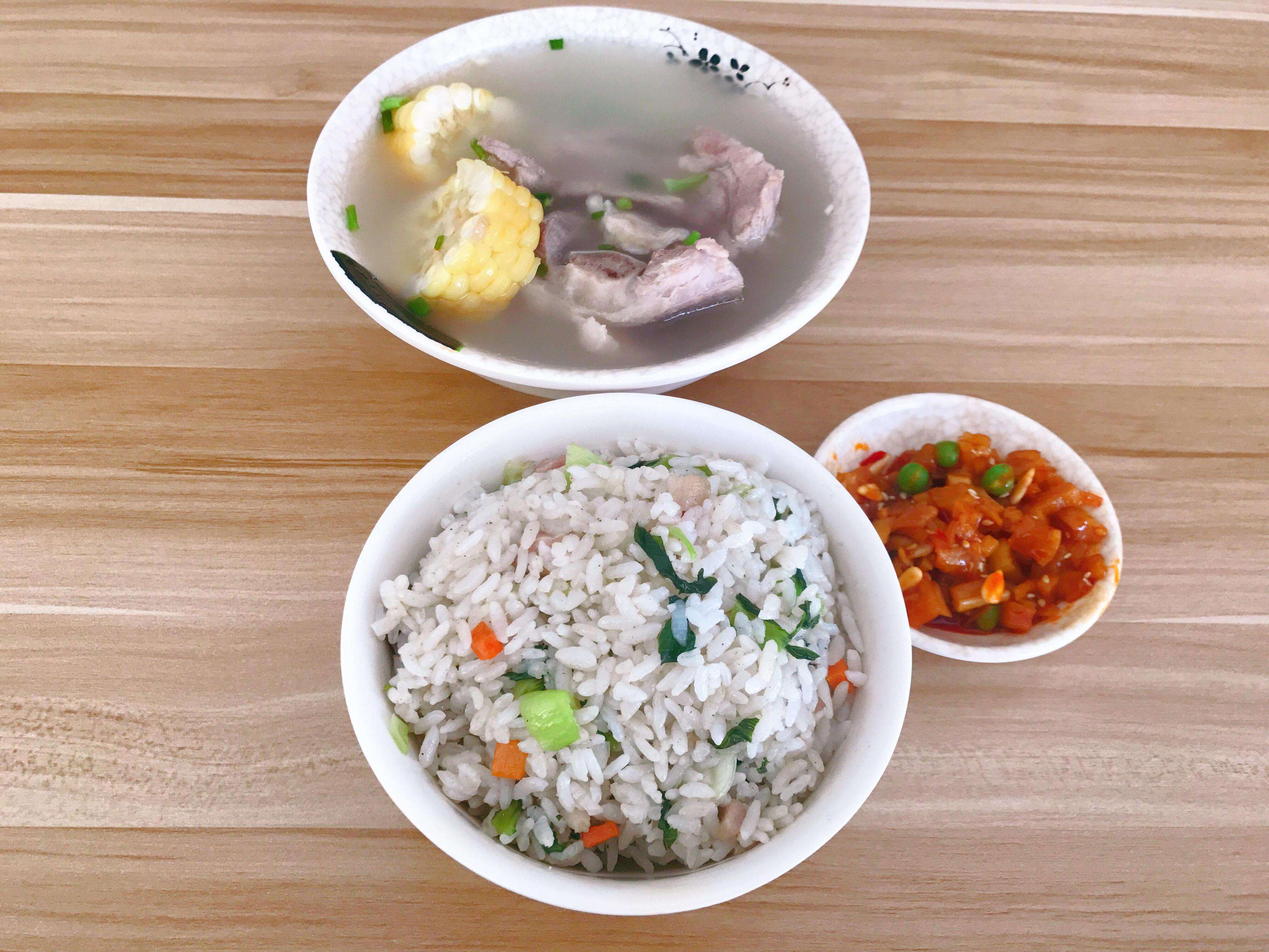 搭配上嚼劲十足的咸肉丁,再加上神来之笔猪油,光是这一碗咸肉菜饭,就