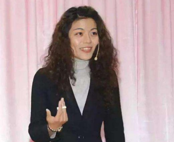 复旦大学的陈果被北大学生赶下讲台你信了吗