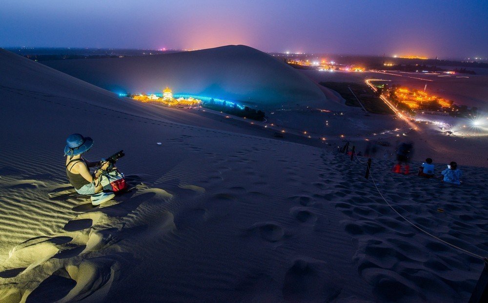 甘肃敦煌鸣沙山月牙湾
