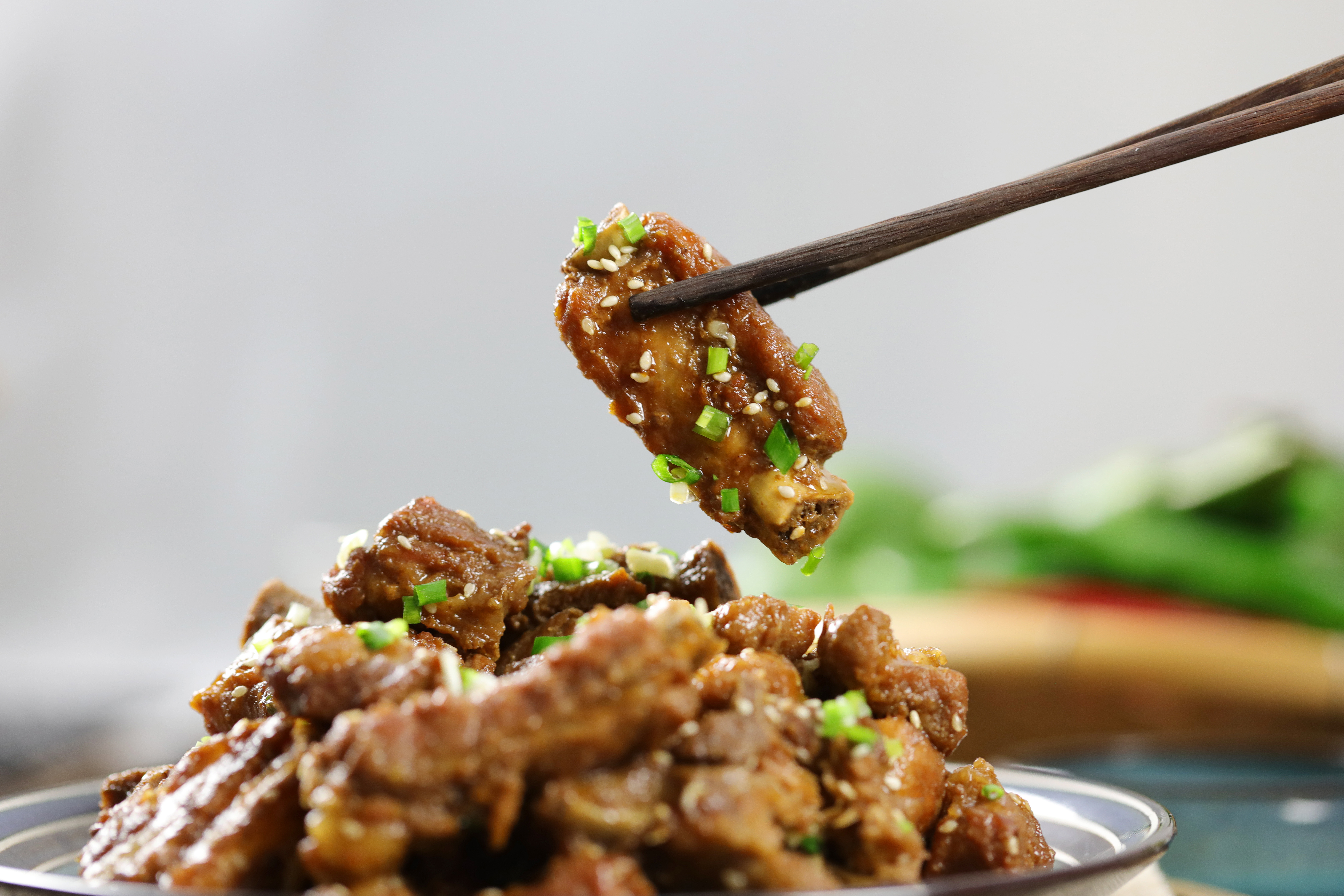 光顾次数比较多的食材,所以如何吃也是个讲究活,炖排骨汤,红烧排骨