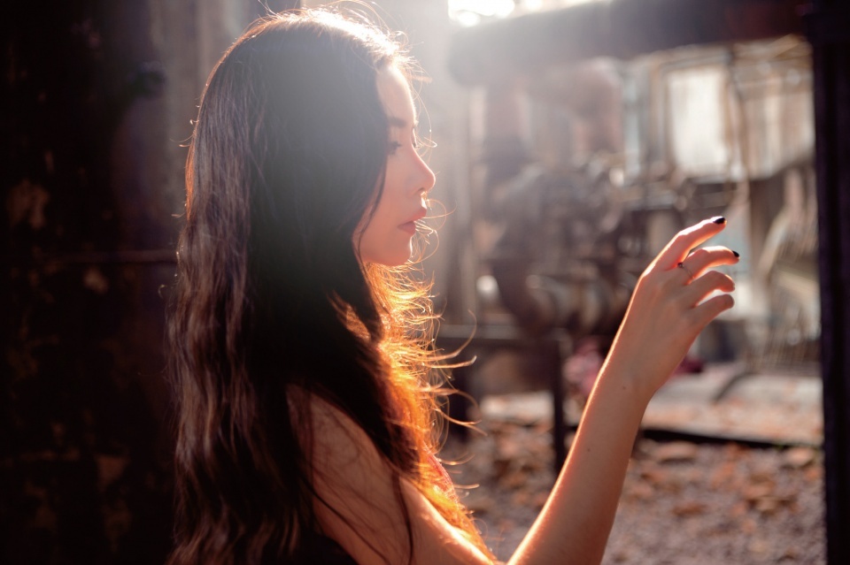 再如拍摄人像/动物时,逆光拍摄能拍出漂亮的轮廓光,光晕效果,令照片更