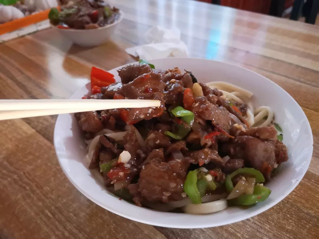 伊犁的过油肉碎肉拌面