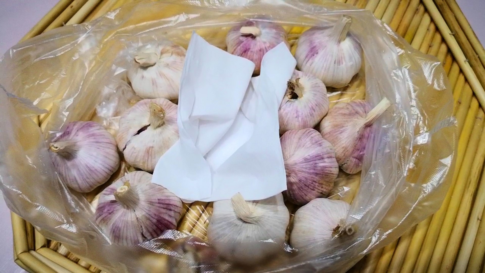 原来保存大蒜这么简单,放1年不发芽不干瘪,再也不怕大蒜长芽了