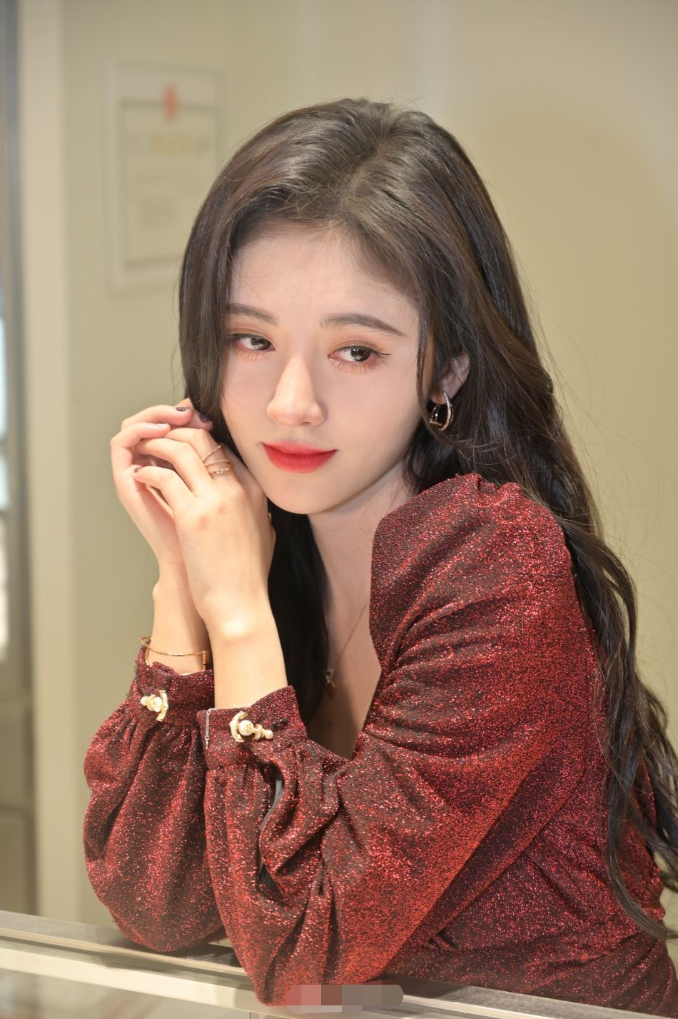 4000年美女鞠婧祎终于穿错一次红裙搭微乱发型还显矮