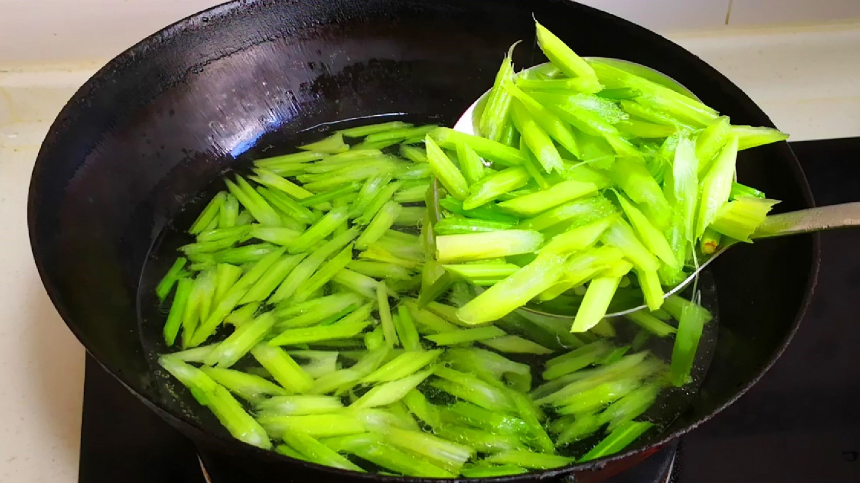 為啥飯店的炒芹菜又脆又嫩原來大廚多加了這1步難怪那麼好吃