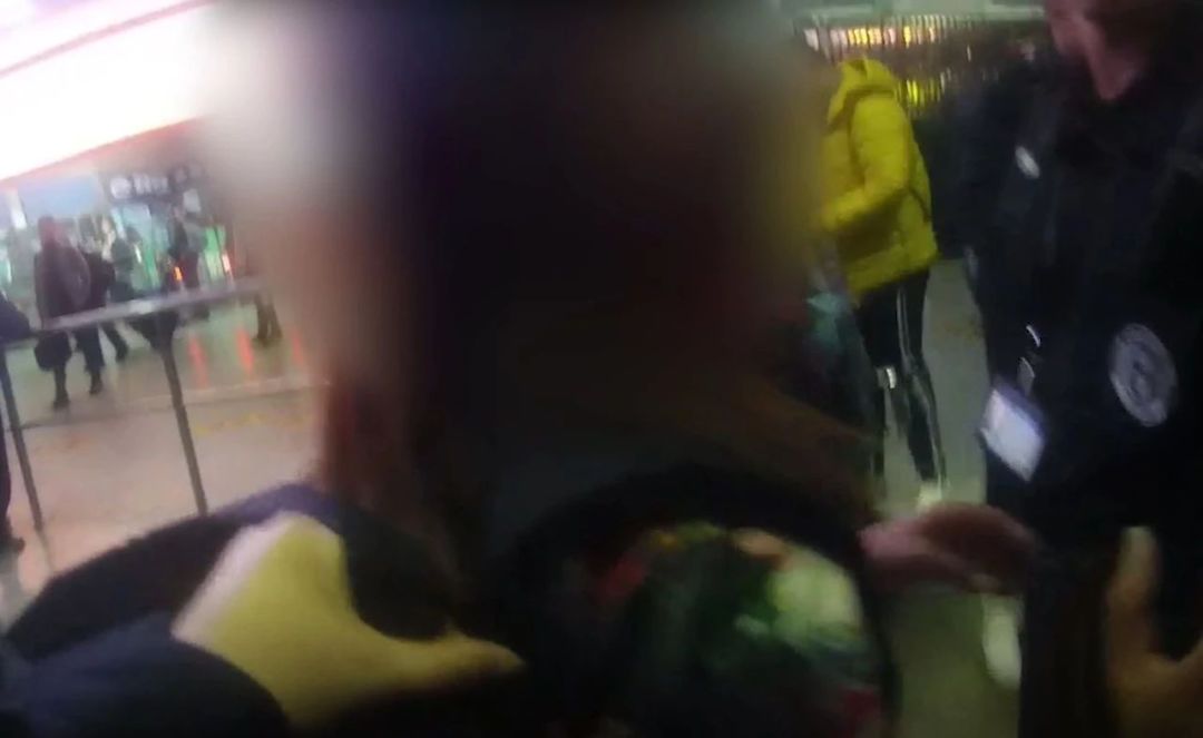 [中国经济网]火车站口抄起别人家2岁娃就走，被抓后她居然这么说……