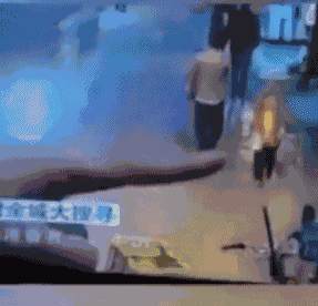 [中国经济网]火车站口抄起别人家2岁娃就走，被抓后她居然这么说……