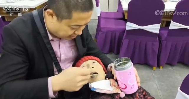 生活报：被“打”的幸福！45岁的儿子被妈妈打，开心的像个孩子