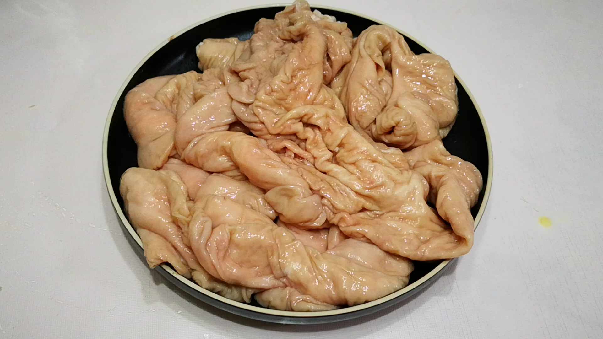 清洗猪大肠时,加醋加碱都不对!教你一招,大肠的腥臭味自动去除_人民号