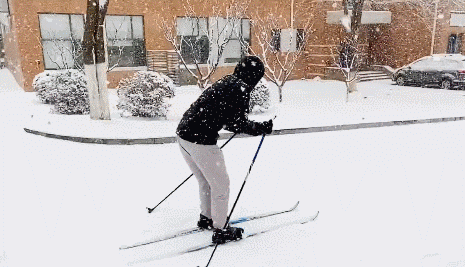 「生活报」南方小伙自备滑雪板到东北上学，但没想到的是