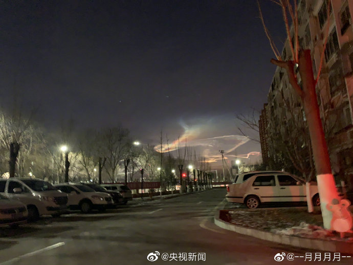 「环球时报」北京清晨天空现“火箭云”，气象专家：可能是飞行器尾迹