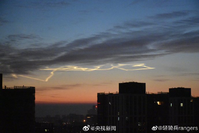 「环球时报」北京清晨天空现“火箭云”，气象专家：可能是飞行器尾迹