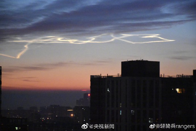 「环球时报」北京清晨天空现“火箭云”，气象专家：可能是飞行器尾迹