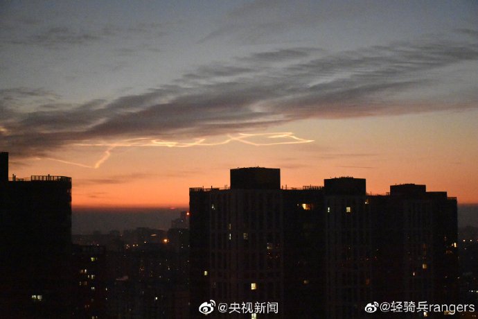「环球时报」北京清晨天空现“火箭云”，气象专家：可能是飞行器尾迹