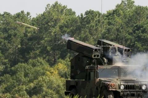 美国陆军的复仇者导弹采用悍马底盘