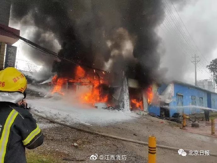 【经济日报】寝室“开水烫熟饺子”求表扬，消防介入当场翻车