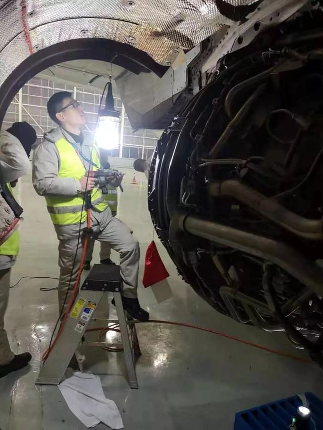 昼夜下看不见的辛劳付出这位飞机维修师优秀