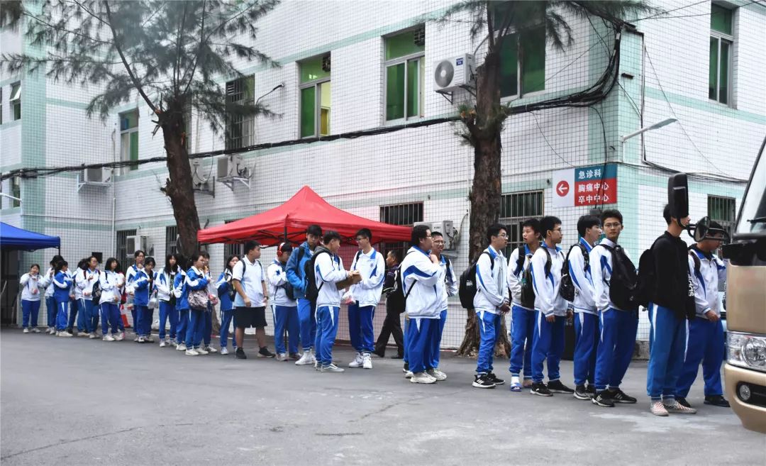 所以就近在荔湾区的医院参加体检)外,广州白云中学等26间学校的8200多
