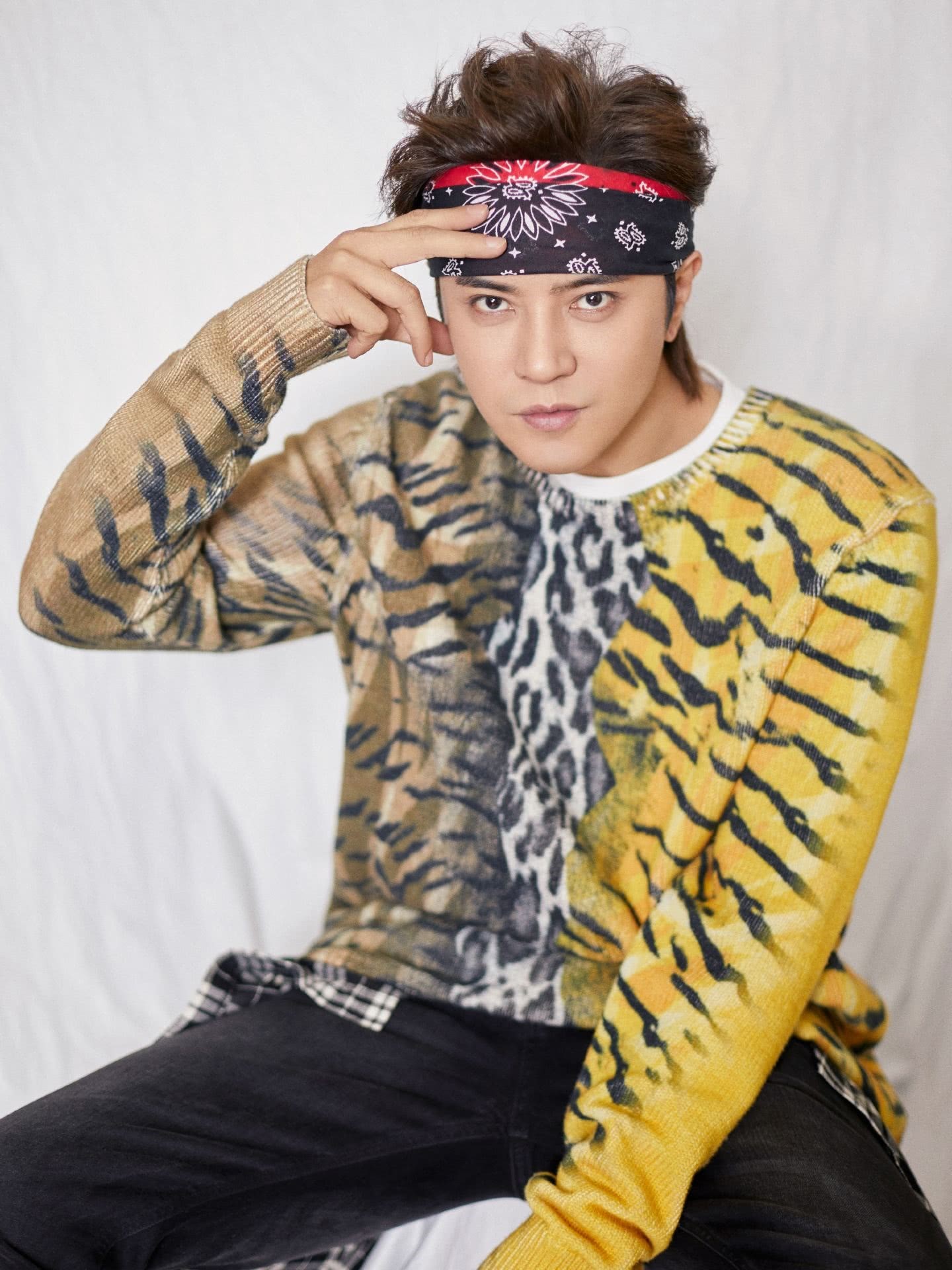 罗志祥这么有个性,身穿虎纹毛衣搭配头巾,真的是行走在潮流一线