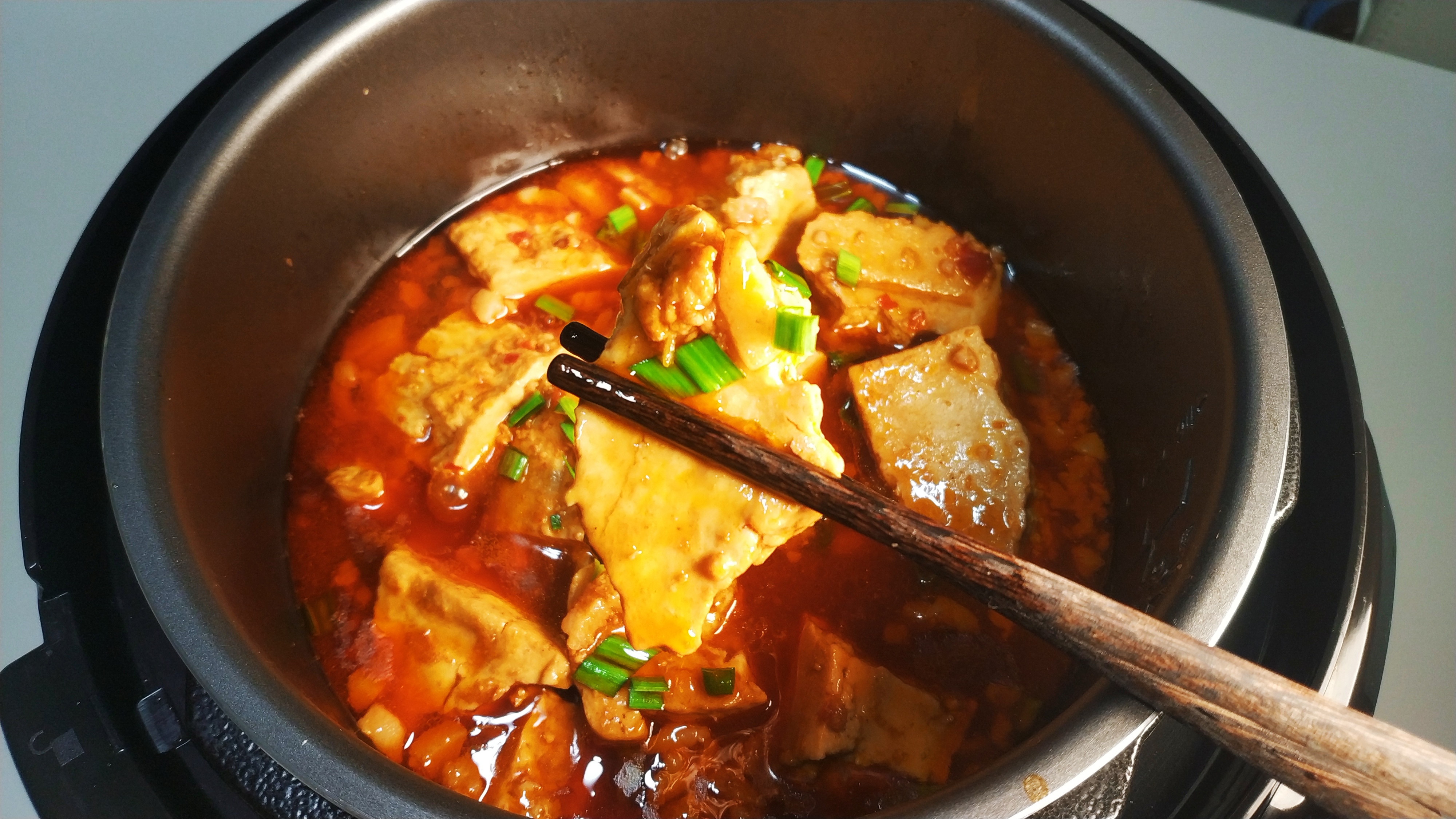 天冷就馋这口豆腐,这样做豆腐不散还入味,我家隔三差五做一次