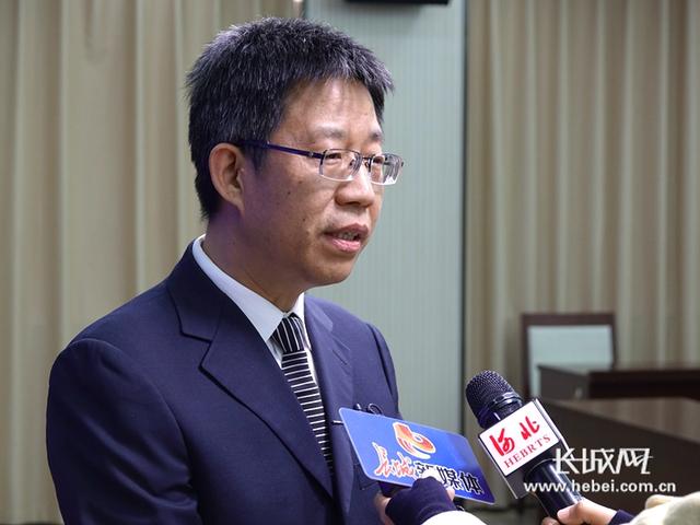 河北省科技厅区域创新处处长孟志国接受记者采访.记者 赵晓慧 摄