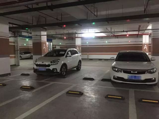 「918云南交通之声」男子把爱车停在商场一晚，回来一看爱车“不干净了”