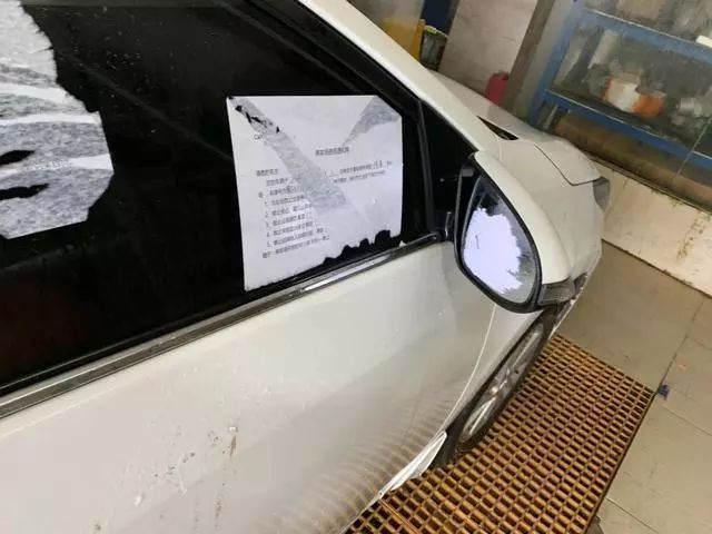 「918云南交通之声」男子把爱车停在商场一晚，回来一看爱车“不干净了”