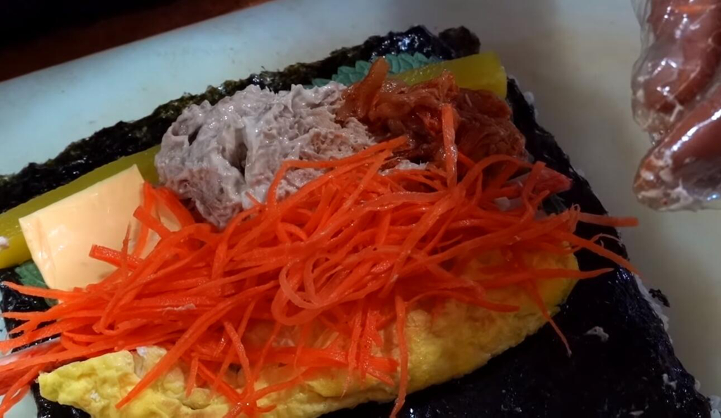 「南宁美食」小店大妈卖超大紫菜包饭，一份36元没人嫌贵，单人能吃完则免单