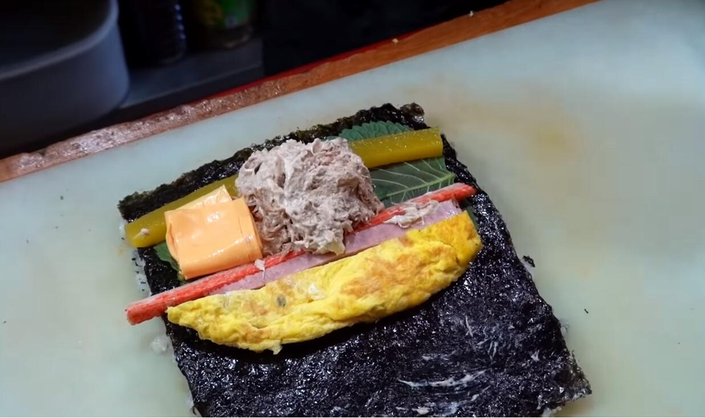 「南宁美食」小店大妈卖超大紫菜包饭，一份36元没人嫌贵，单人能吃完则免单